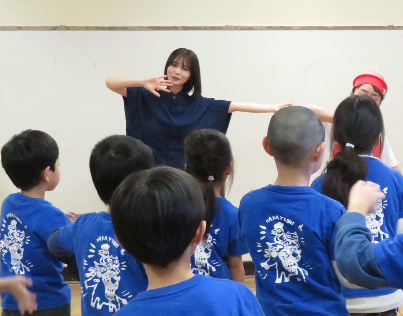 「しゅわしゅわ☆デフリンピック！」お披露目イベントに登場し、園児と一緒にダンスを披露した長濱ねる