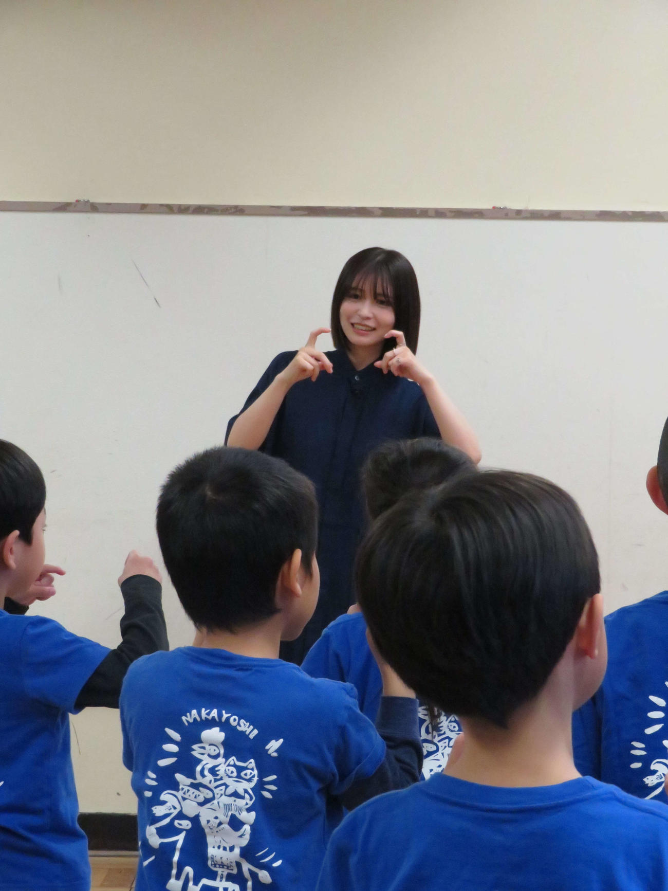 「しゅわしゅわ☆デフリンピック！」お披露目イベントに登場し、園児と一緒にダンスを披露した長濱ねる