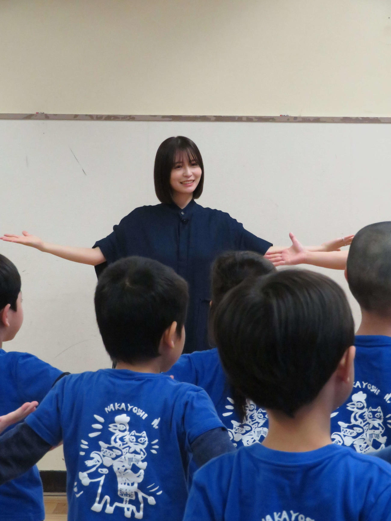 「しゅわしゅわ☆デフリンピック！」お披露目イベントに登場し、園児と一緒にダンスを披露した長濱ねる