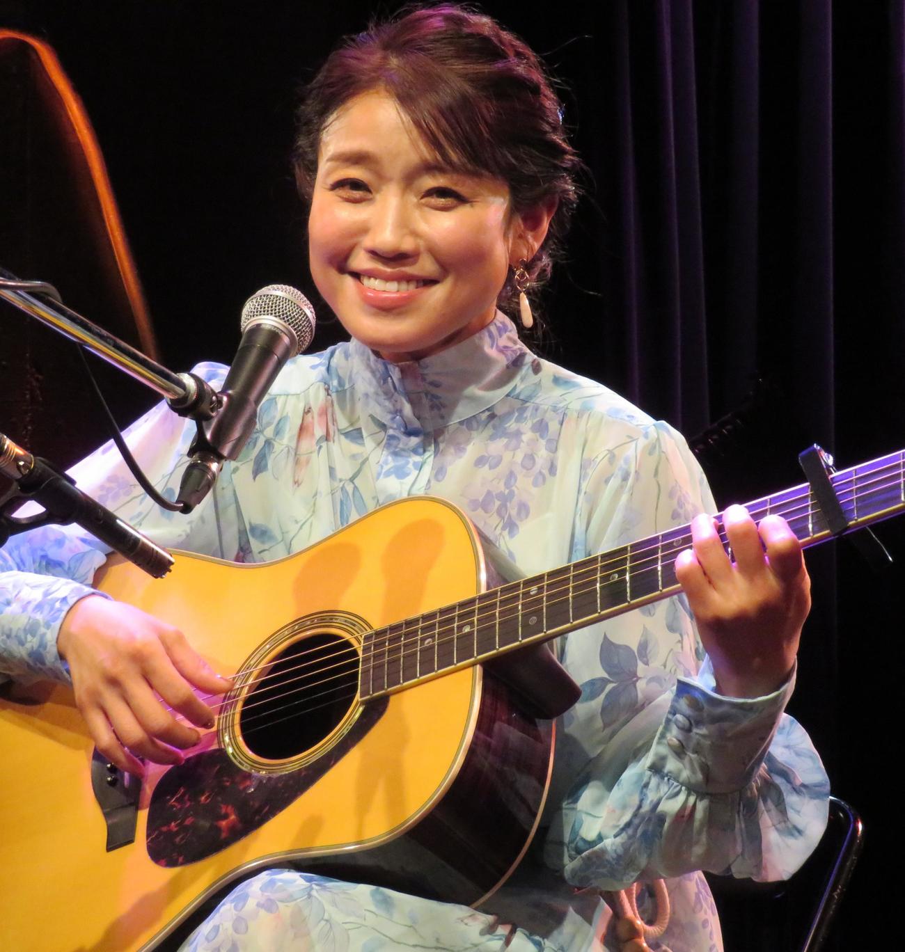 ギターの弾き語りライブを行った川野夏美