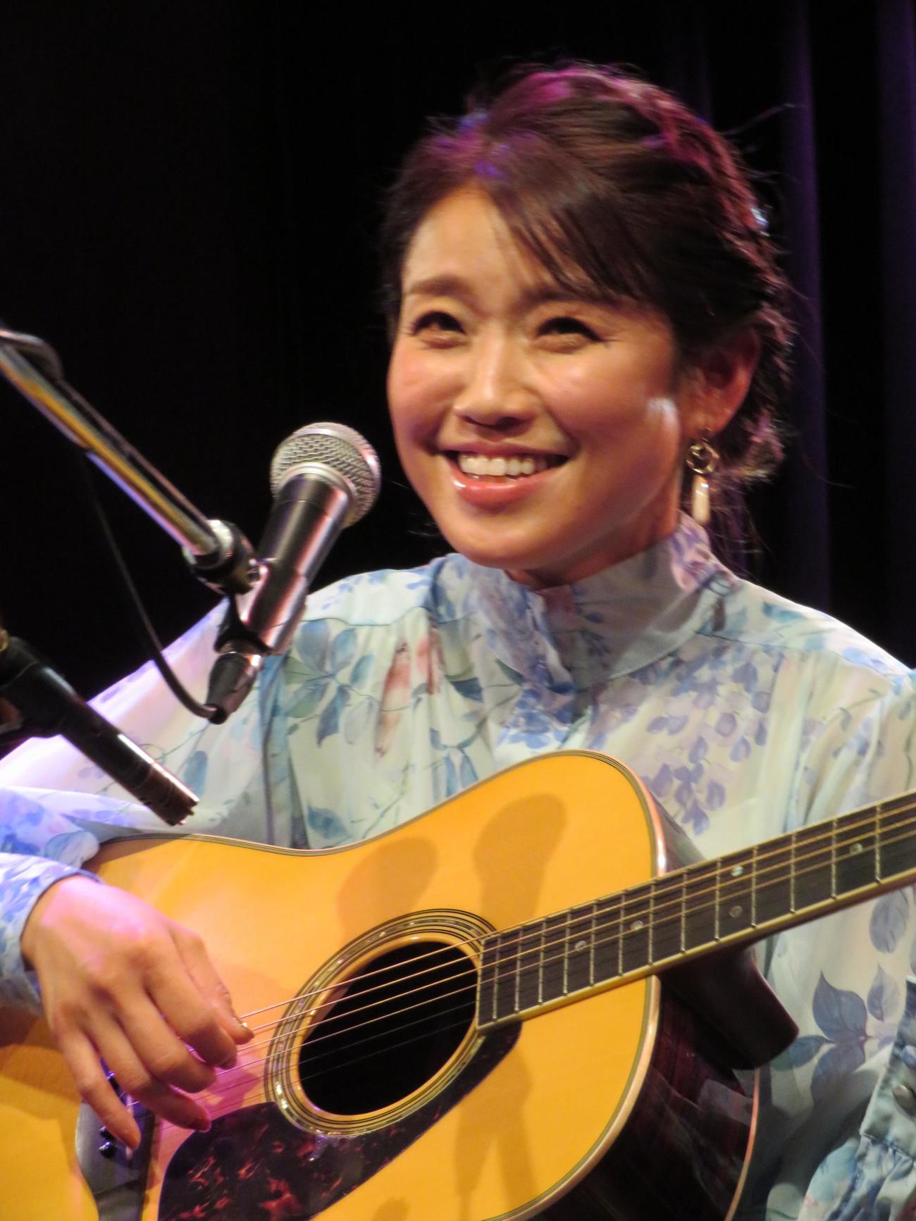 ギターの弾き語りライブを行った川野夏美