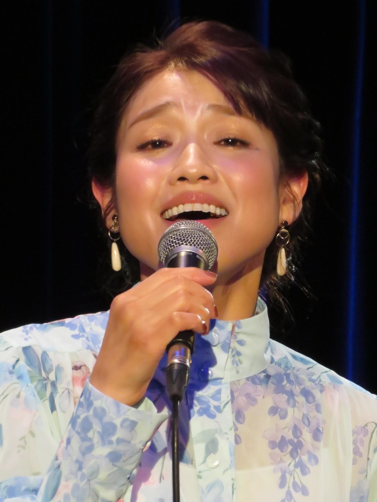 ギターの弾き語りライブを行った川野夏美