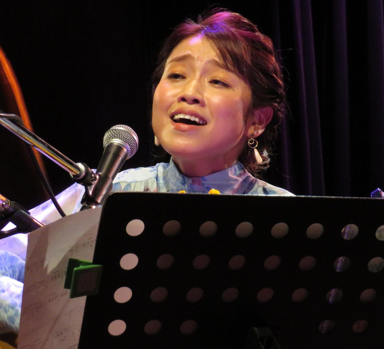 ギターの弾き語りライブを行った川野夏美