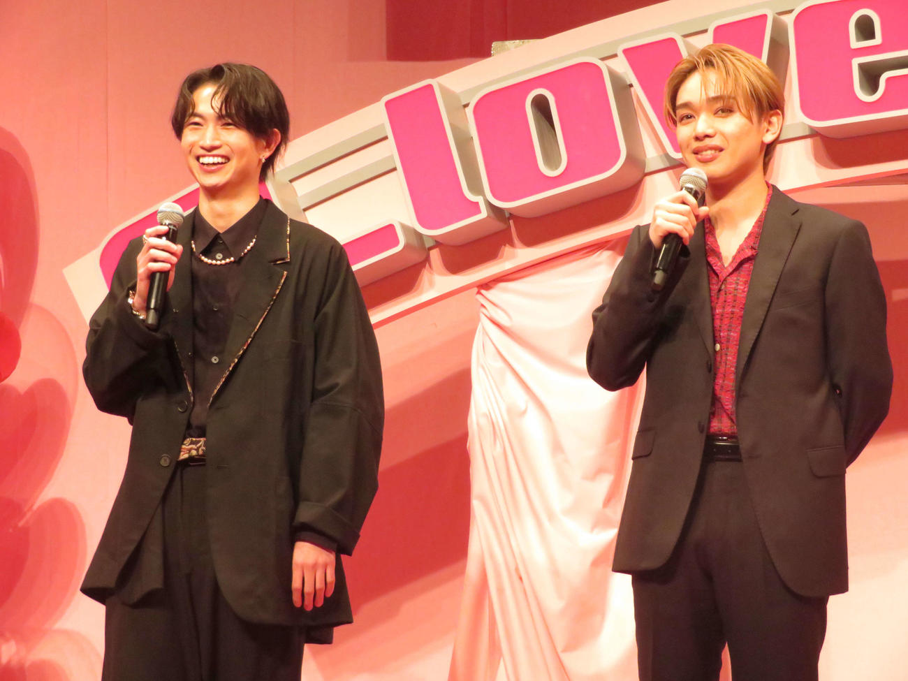 映画「恋わずらいのエリー」バレンタインスペシャルイベントに登場した綱啓永（左）と宮世琉弥
