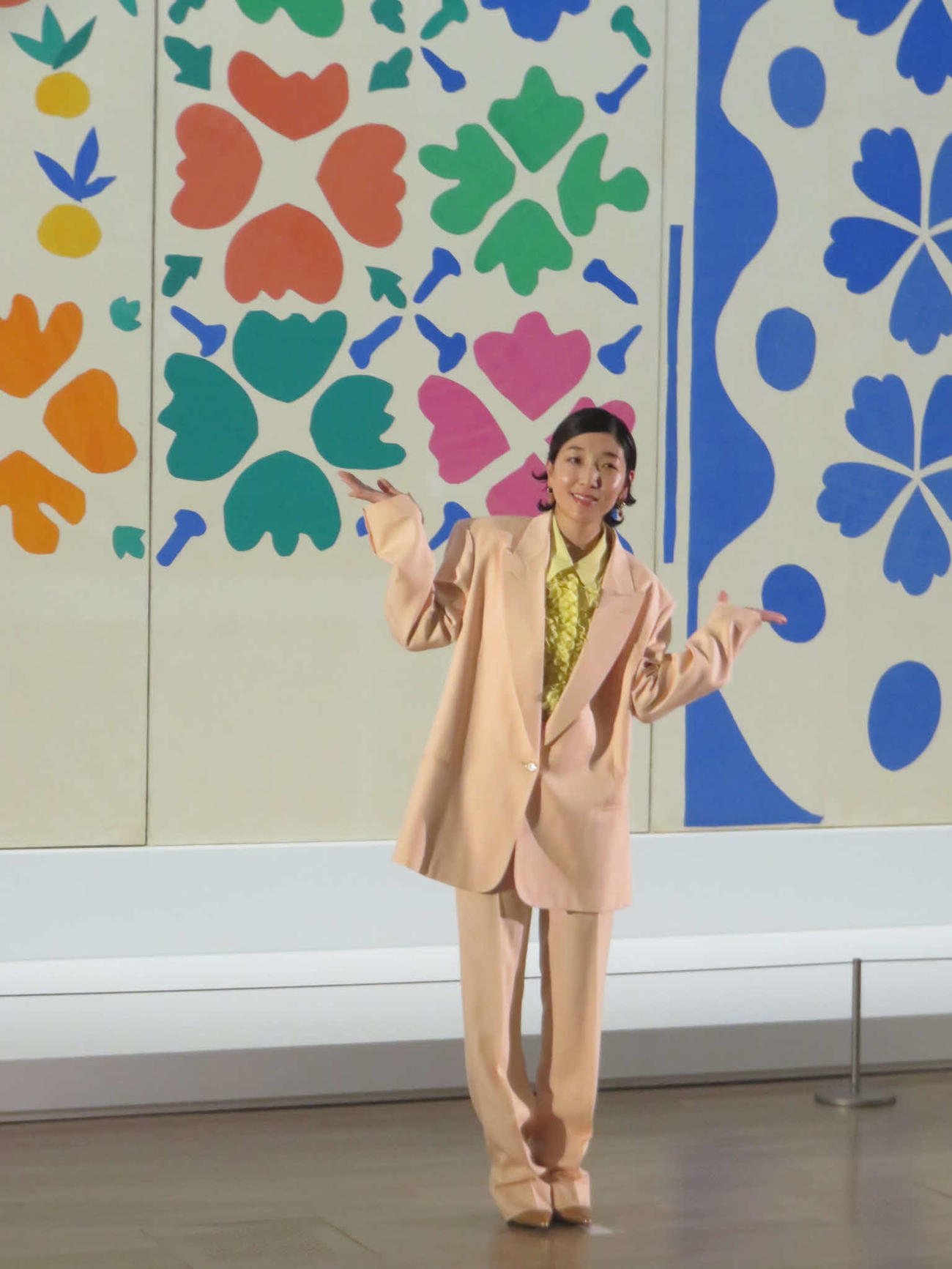 マティスの切り紙絵「花と果実」をバックにポーズを取る安藤サクラ（C）Succession H.Matisse