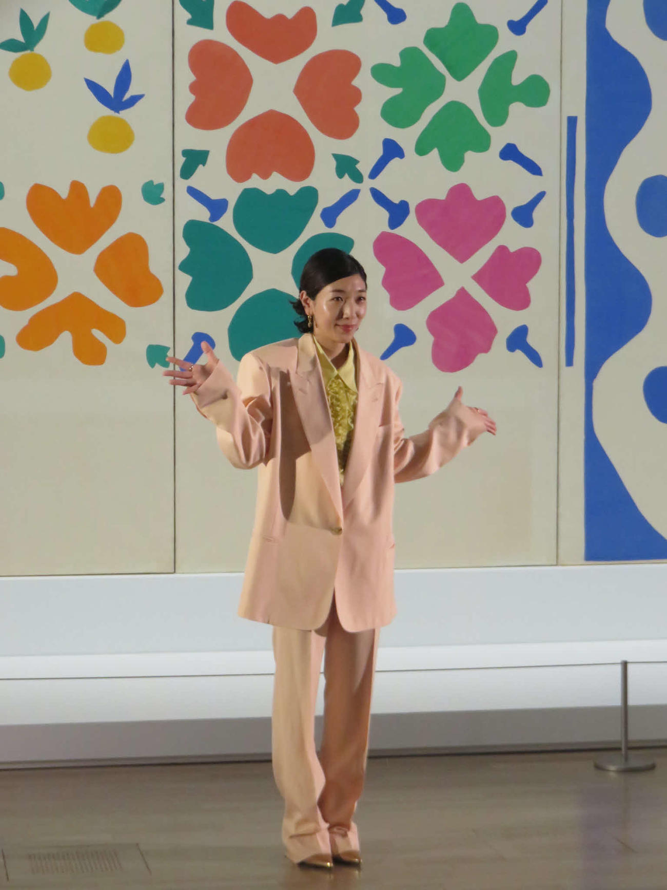 マティスの切り紙絵「花と果実」をバックにポーズを取る安藤サクラ（C）Succession H.Matisse