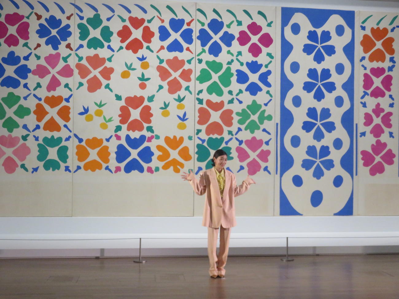 マティスの切り紙絵「花と果実」をバックにポーズを取る安藤サクラ（C）Succession H.Matisse