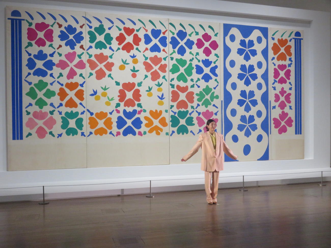 マティスの切り紙絵「花と果実」をバックにポーズを取る安藤サクラ（C）Succession H.Matisse