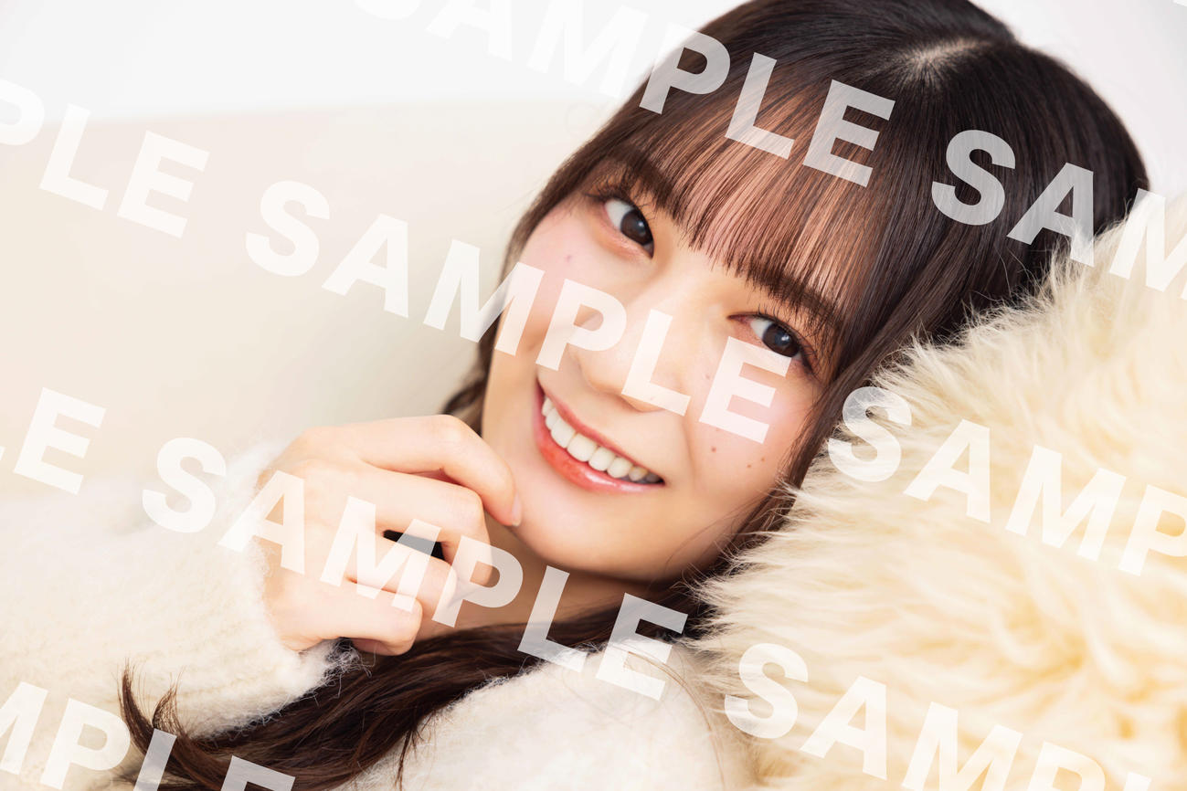 日向坂46公式ブック「H46 MODE vol．1」の特典ポスター。寝そべる小坂菜緒