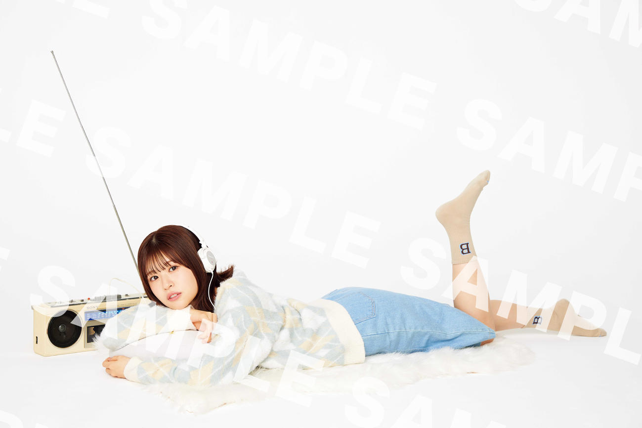 日向坂46公式ブック「H46 MODE vol．1」の特典ポスター。寝そべる松田好花