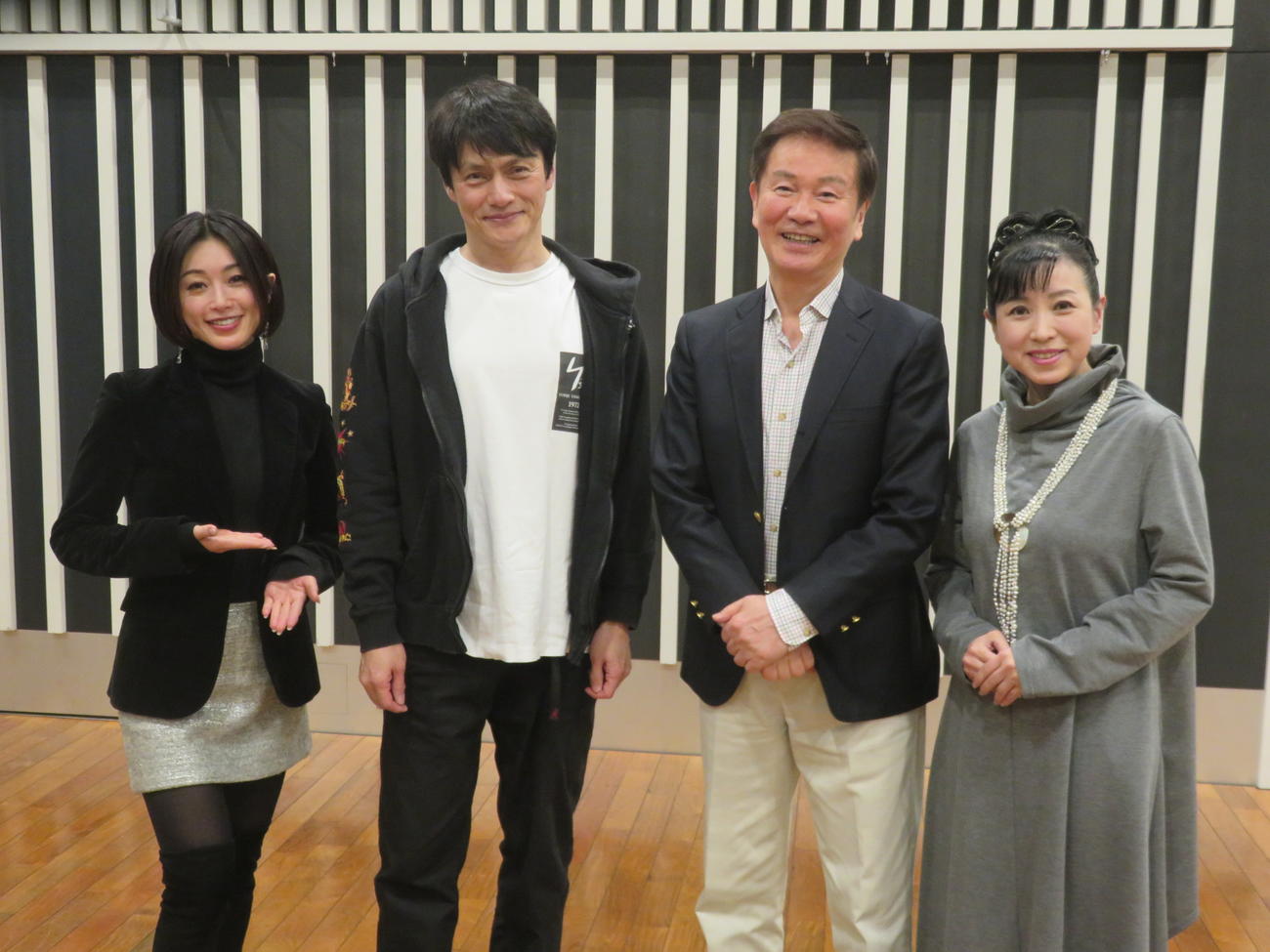 収録を終えて笑顔を見せる、左から酒井法子、松村雄基、森田健作、西村知美