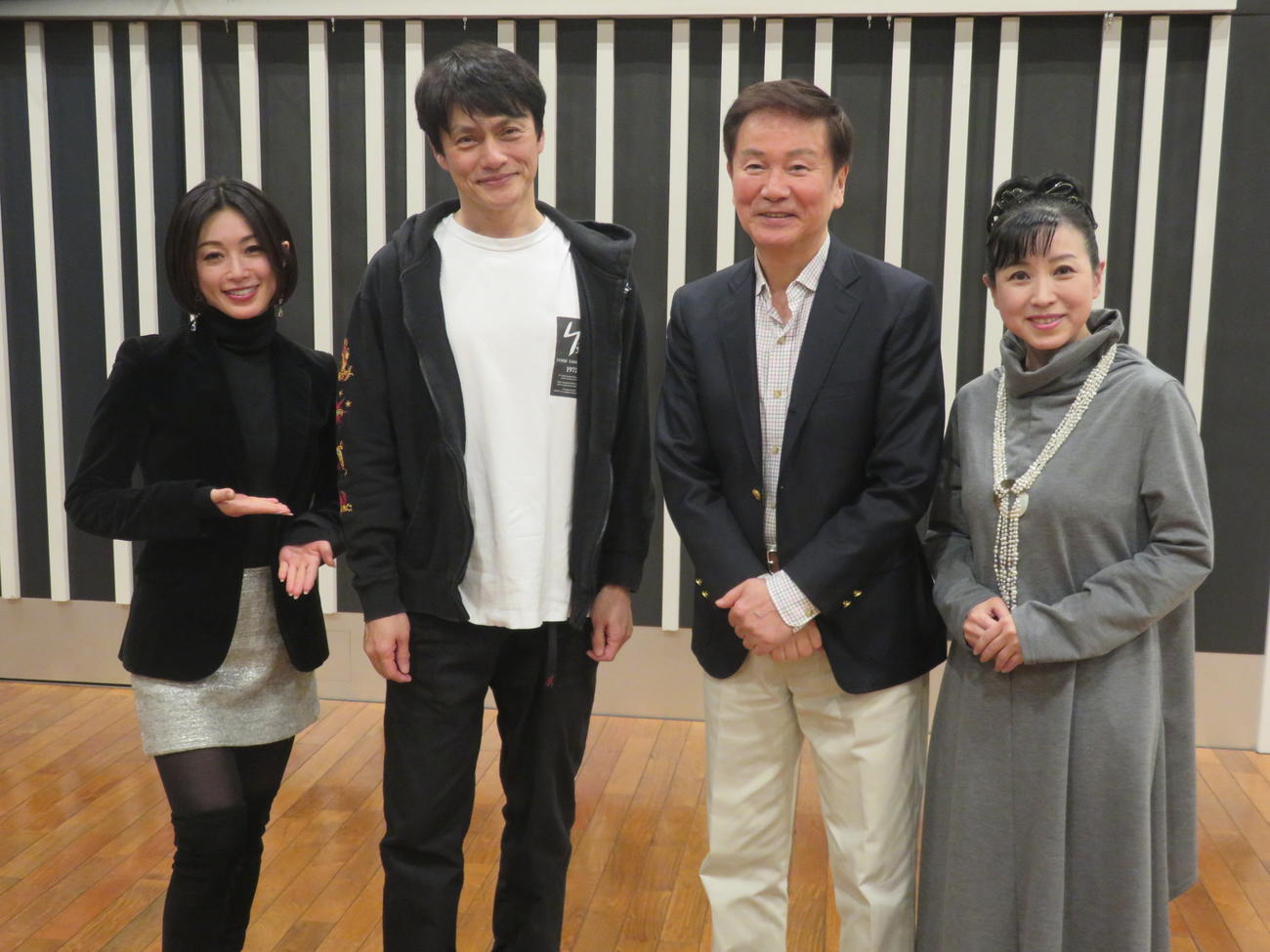 収録を終えて笑顔を見せる、左から酒井法子、松村雄基、森田健作、西村知美