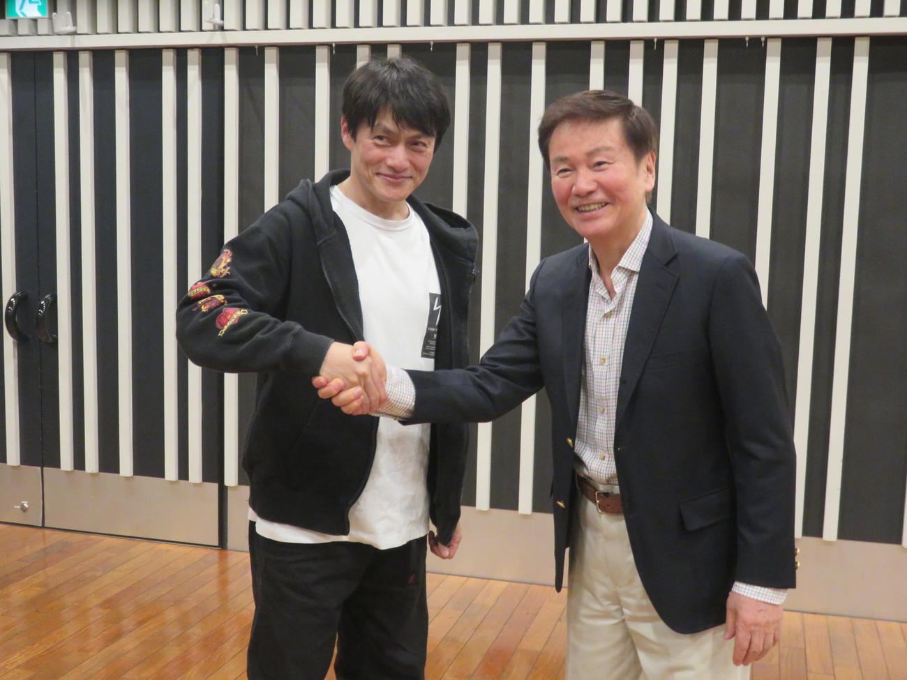 収録を終えて握手を交わす松村雄基（左）と森田健作