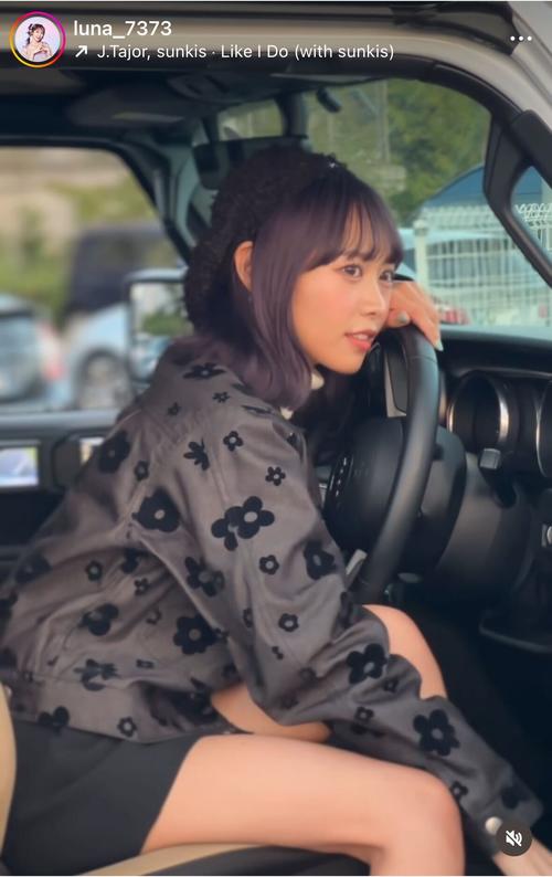 仲川瑠夏着用 adidas トラックトップ るなぴ FRUITS ZIPPER FRUITS ZIPPER仲川瑠夏、美脚あらわにラングラー運転「るなぴかっこよ