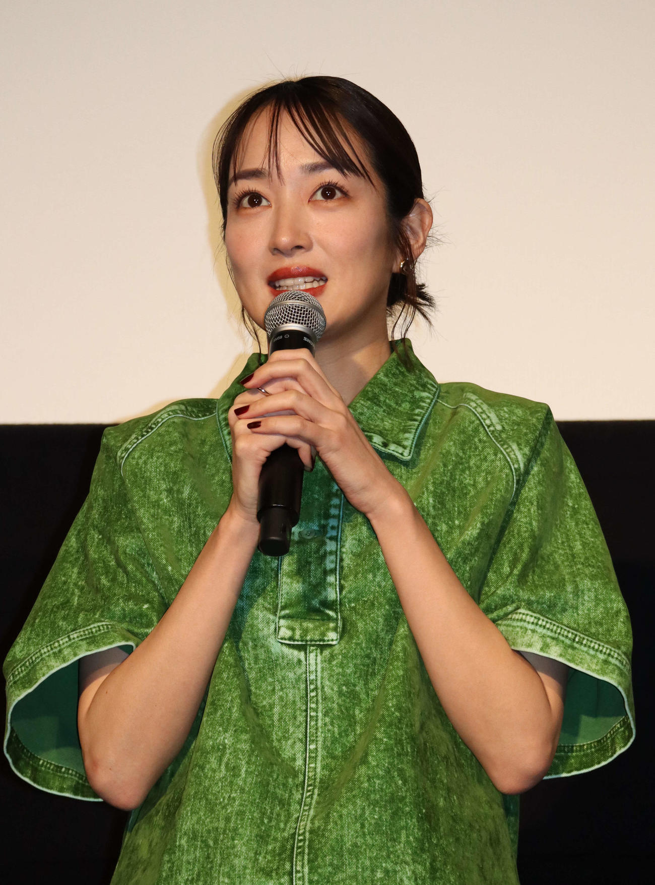 映画「コットンテール」の先行上映舞台あいさつに出席した高梨臨