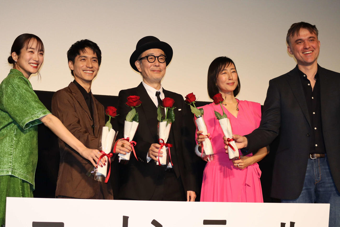 映画「コットンテール」の先行上映舞台あいさつに出席した、左から高梨臨、錦戸亮、リリー・フランキー、木村多江、パトリック・ディキンソン監督