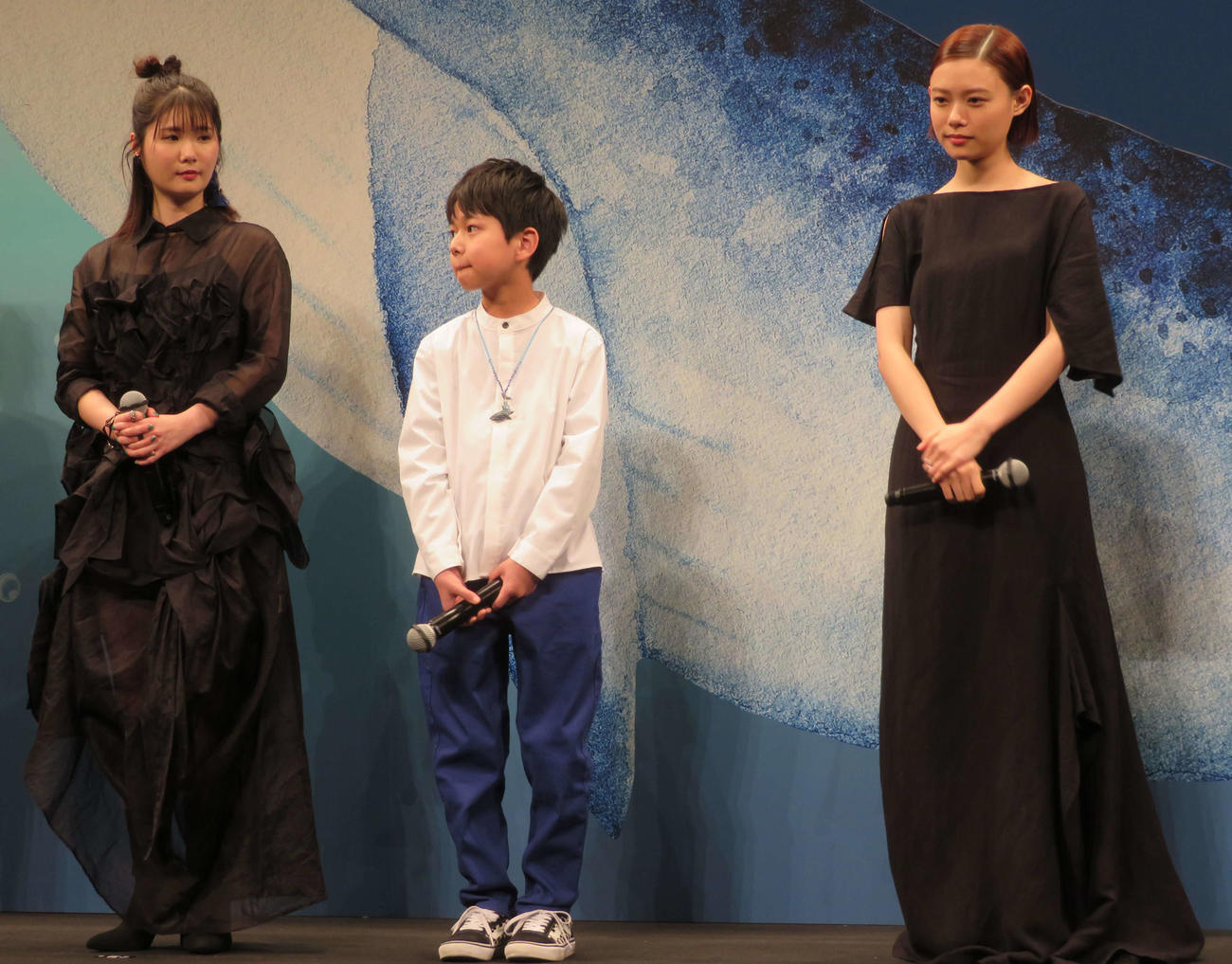 映画「52ヘルツのクジラたち」完成披露試写会に登壇した、左から小野花梨、桑名桃李、杉咲花（撮影・村上幸将）