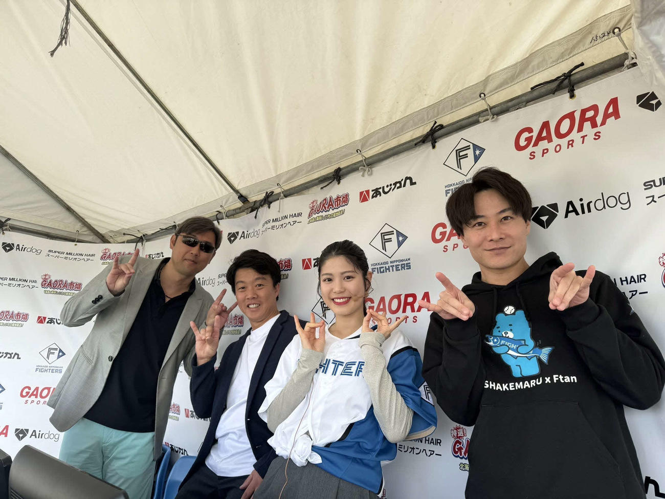 日ハム名護キャンプを訪れた（左から）金村曉氏、鶴岡慎也氏、滝谷美夢、土井悠平アナウンサー