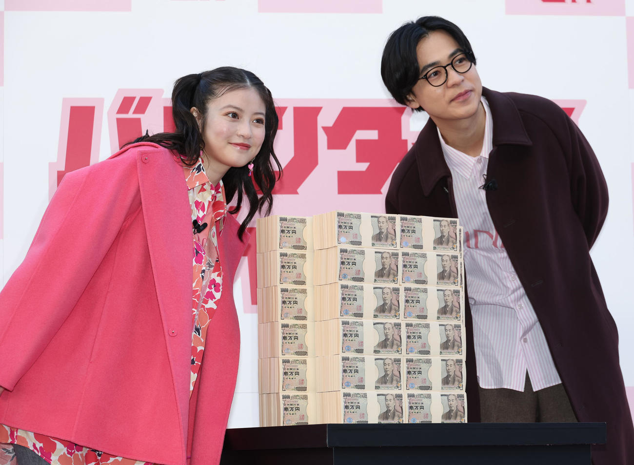 西銀座チャンスセンターで「バレンタインジャンボ宝くじ、バレンタインジャンボミニ」発売記念イベントを行った今田美桜（左）と成田凌（撮影・中島郁夫）