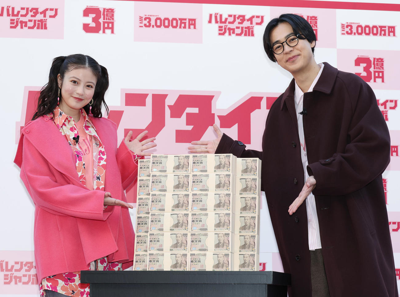 西銀座チャンスセンターで「バレンタインジャンボ宝くじ、バレンタインジャンボミニ」発売記念イベントを行った今田美桜（左）と成田凌（撮影・中島郁夫）