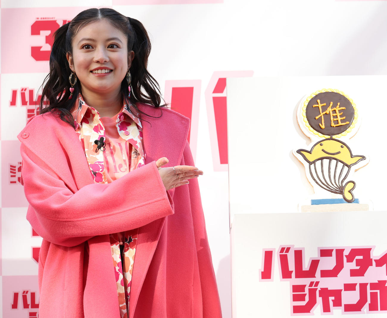 西銀座チャンスセンターで「バレンタインジャンボ宝くじ、バレンタインジャンボミニ」発売記念イベントを行った今田美桜（撮影・中島郁夫）