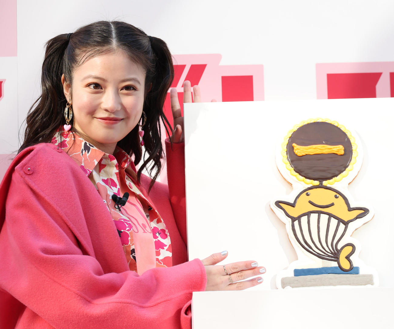 西銀座チャンスセンターで「バレンタインジャンボ宝くじ、バレンタインジャンボミニ」発売記念イベントを行った今田美桜（撮影・中島郁夫）