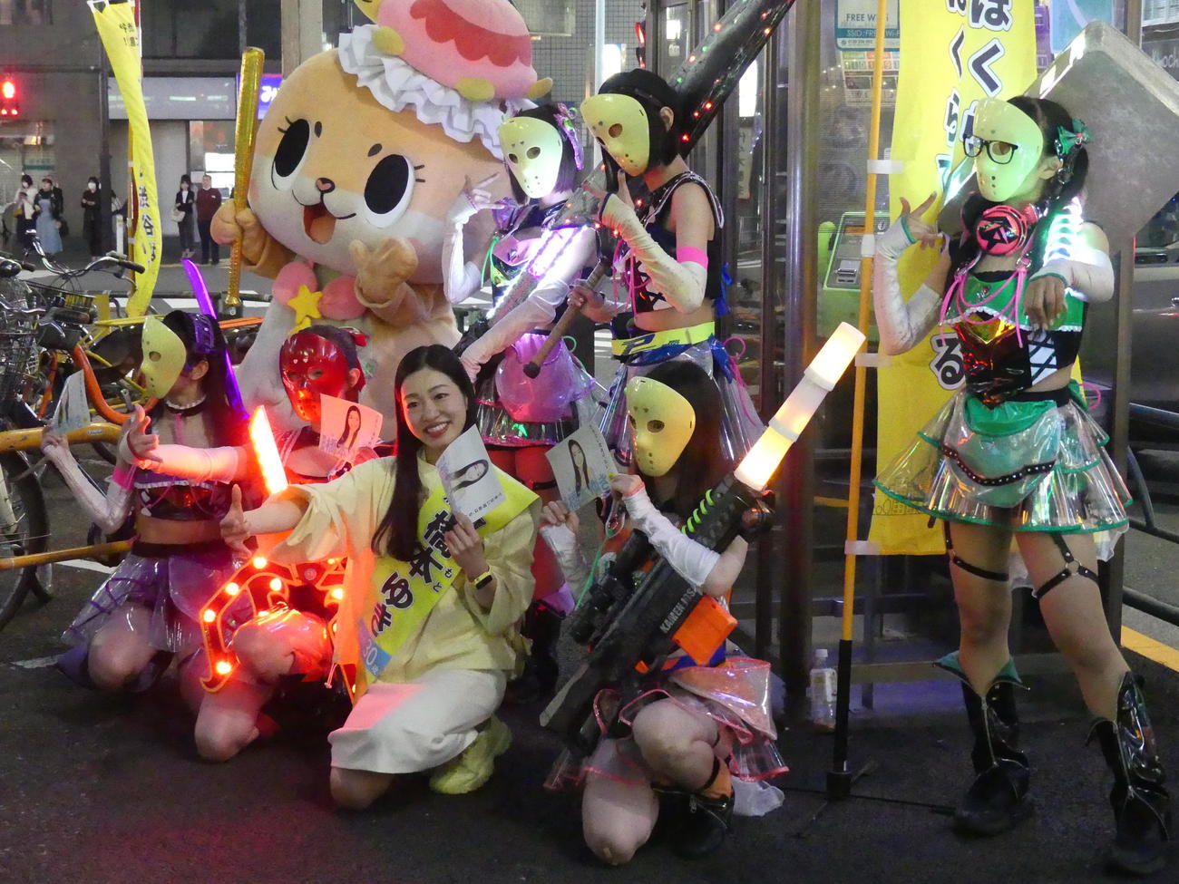 2023年4月19日、渋谷区議選に出馬した橋本ゆき氏は、かつて所属した「仮面女子」のメンバーの応援を受けた
