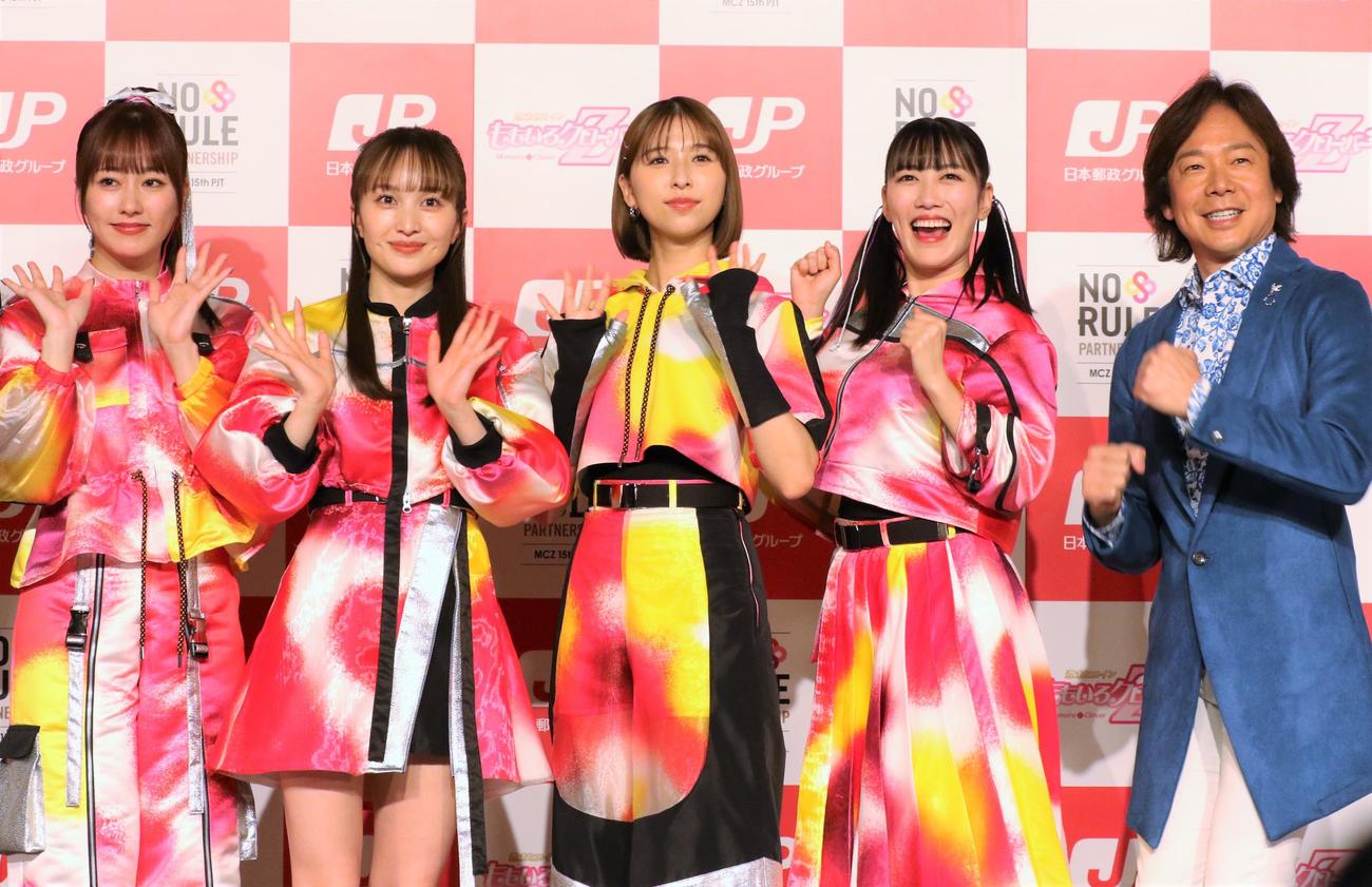 「カラダうごかせ！　ニッポン！」プロジェクト発足記者発表会に登壇したももいろクローバーZの佐々木彩夏、百田夏菜子、玉井詩織、高城れに、佐藤弘道（撮影・藤塚大輔）