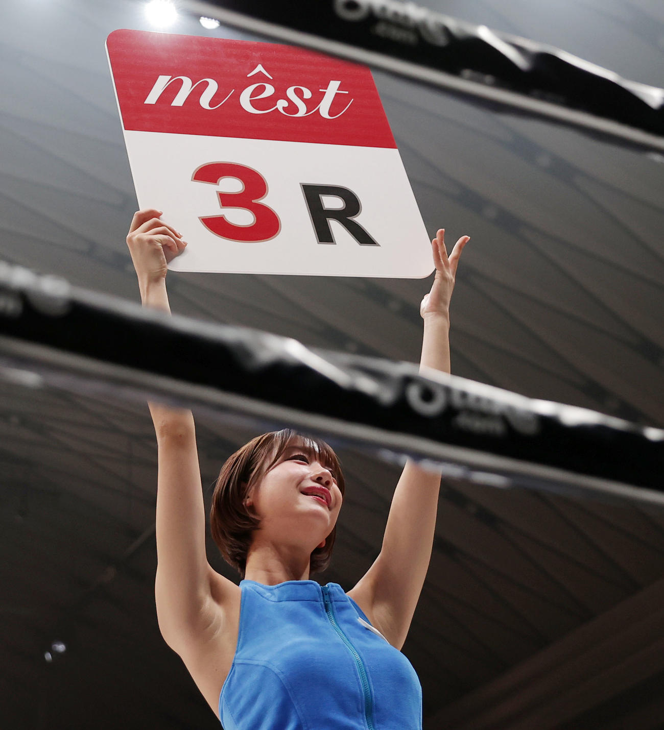 1月23日、リング上を歩くラウンドガールの新唯