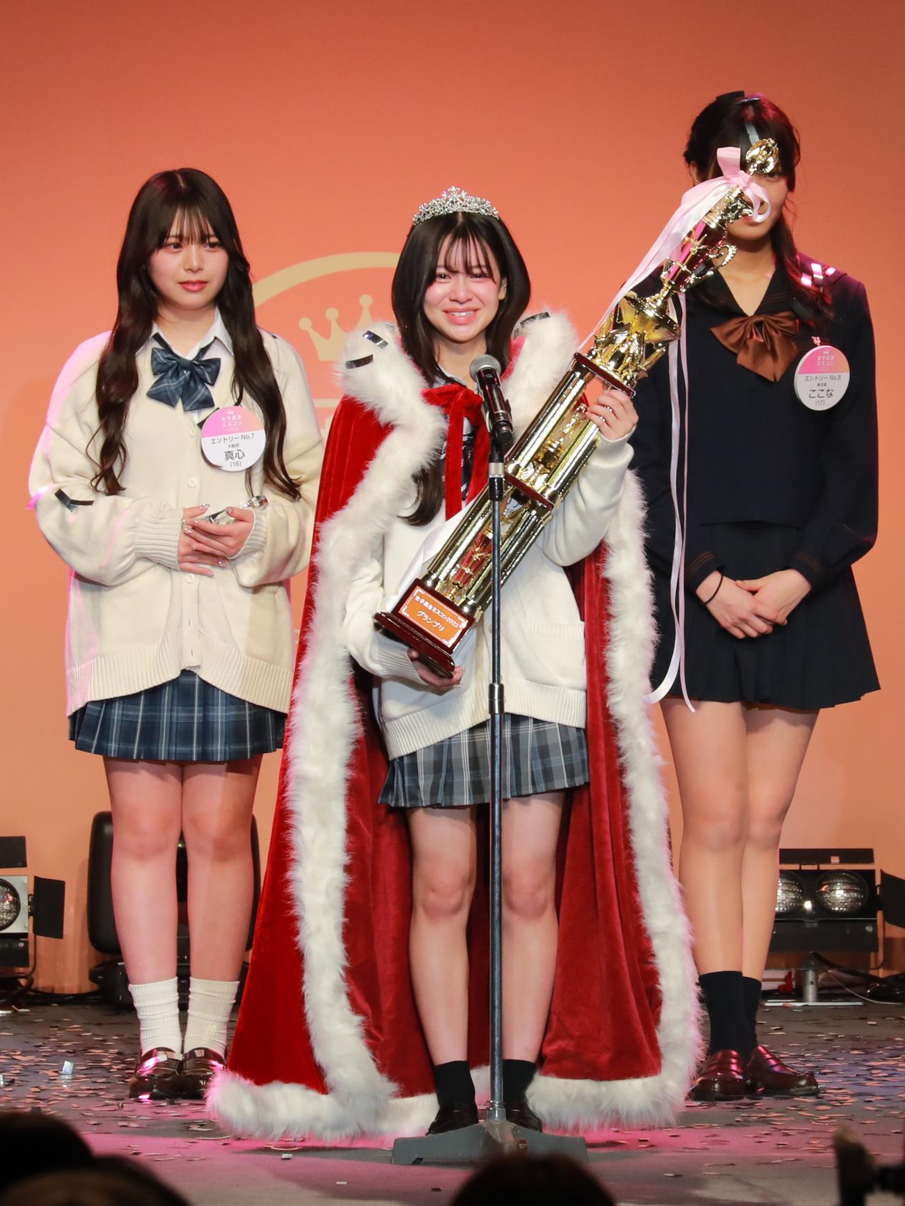 女子高生ミスコンでグランプリに輝いた米沢リア（中央）（C）女子高生ミスコン