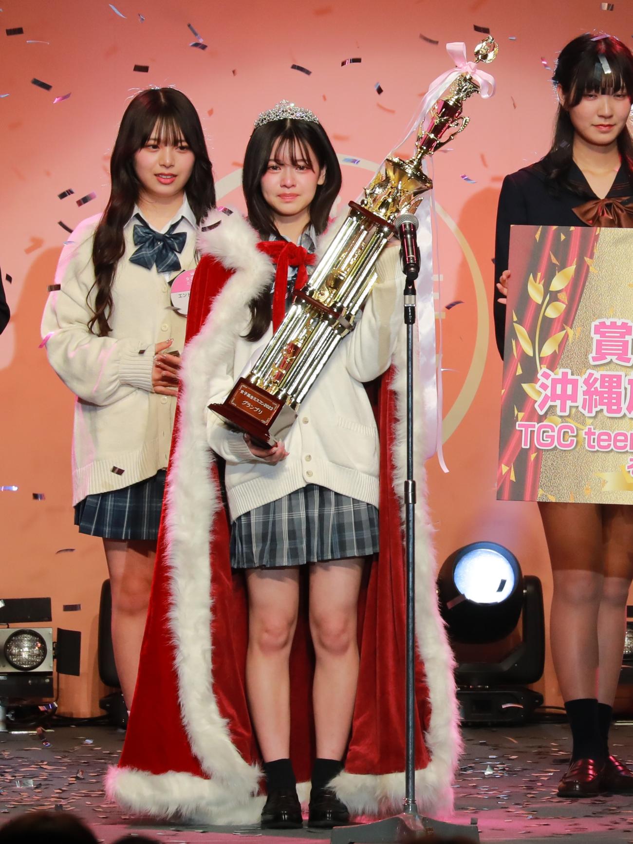 女子高生ミスコンでグランプリに輝いた米沢リア（中央）（C）女子高生ミスコン