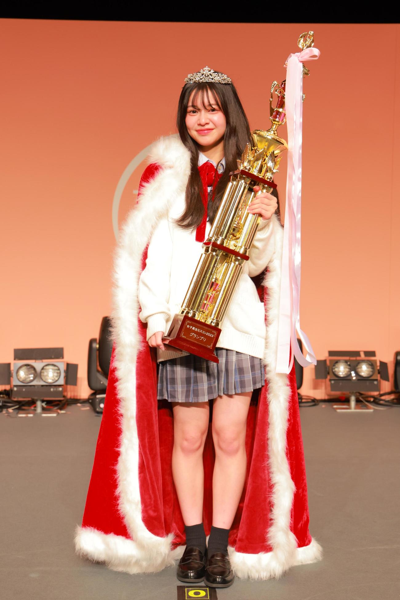 女子高生ミスコンでグランプリに輝いた米沢リア　（C）女子高生ミスコン