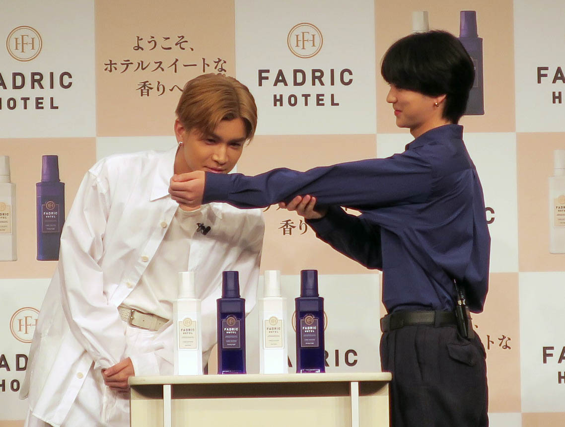 新柔軟剤ブランド「FADRIC HOTEL」CM発表会で。左から、岩田剛典、吉野北人