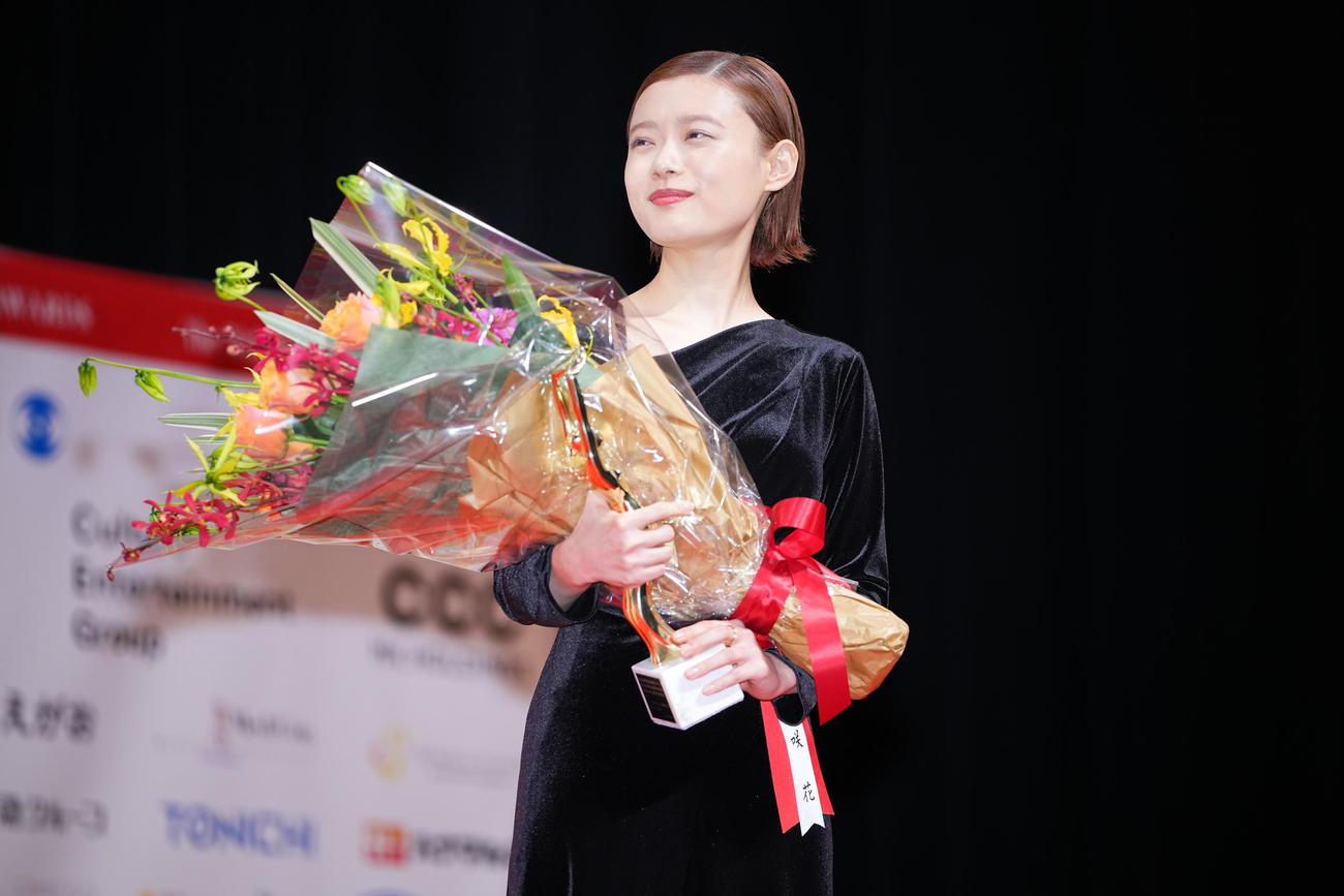 俳優部門主演賞を受賞し笑顔を見せる杉咲花（撮影・垰建太）