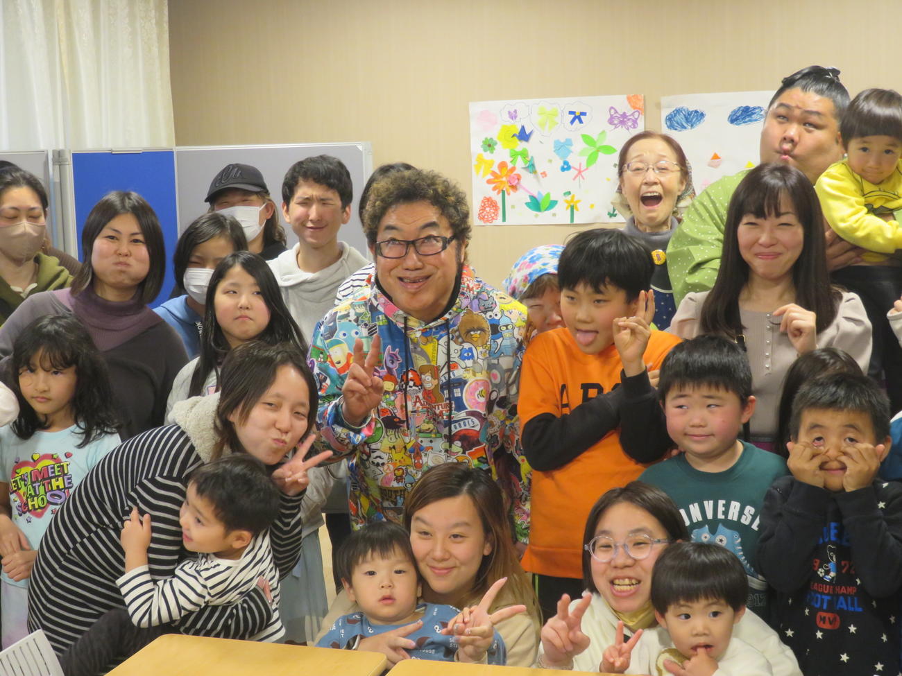子供たちに囲まれるコロッケ
