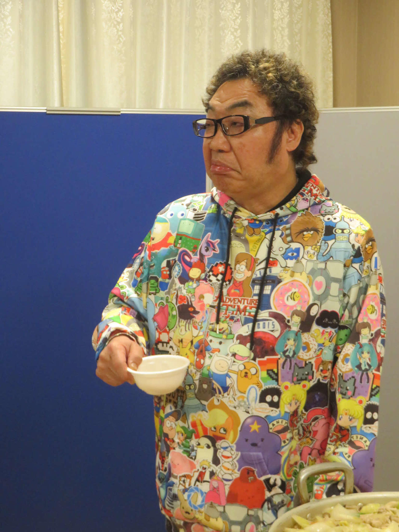 ちゃんこを食べて美川憲一の顔まねをするコロッケ