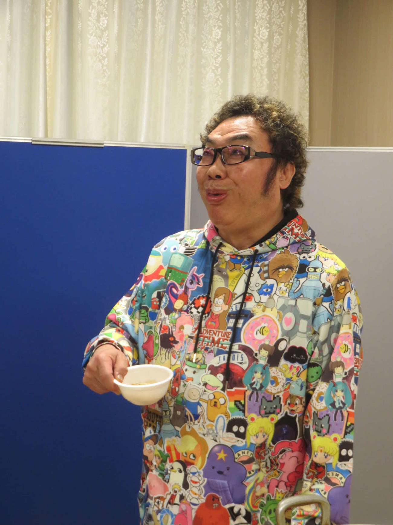 ちゃんこを食べて森進一の顔まねをするコロッケ