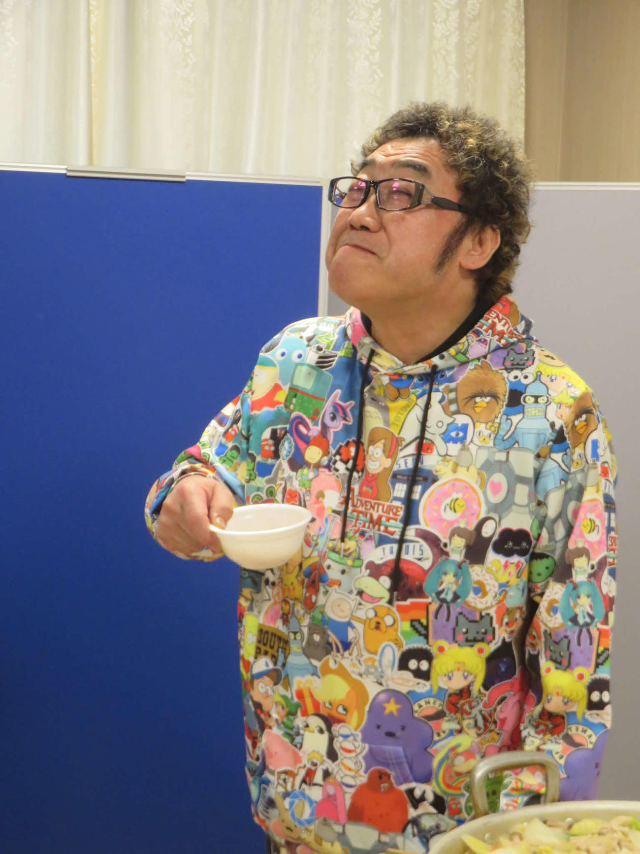 ちゃんこを食べて五木ひろしの顔まねをするコロッケ