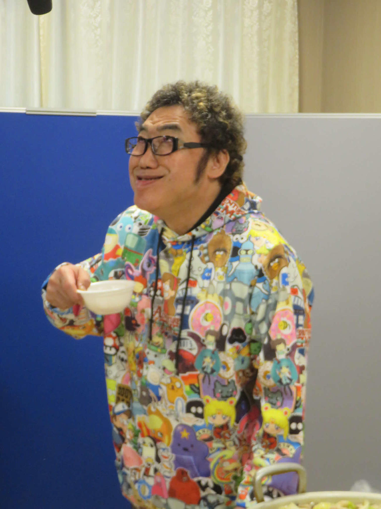ちゃんこを食べて岩崎宏美の顔まねをするコロッケ