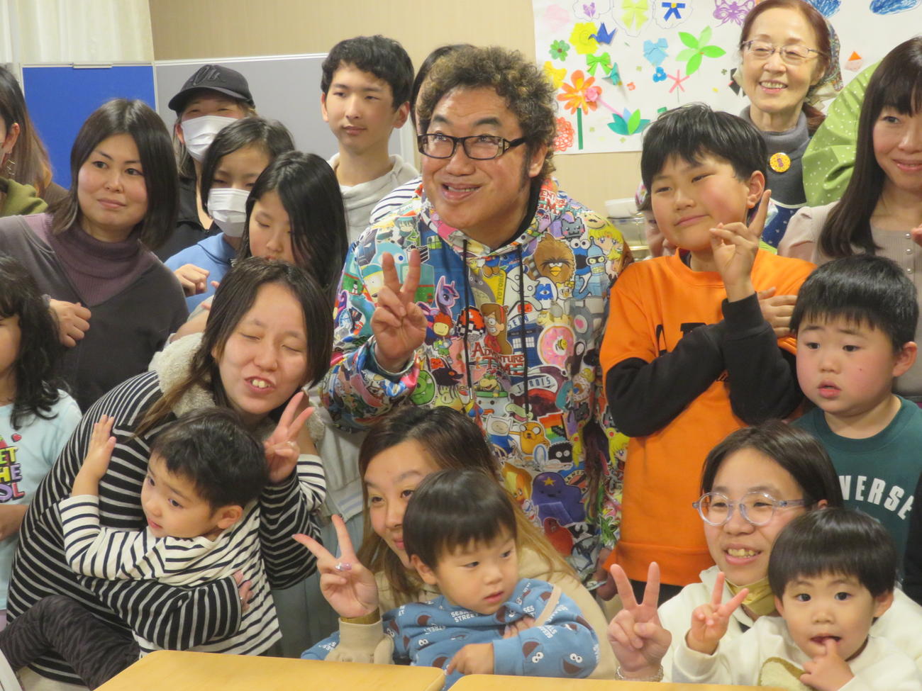 子供たちに囲まれるコロッケ