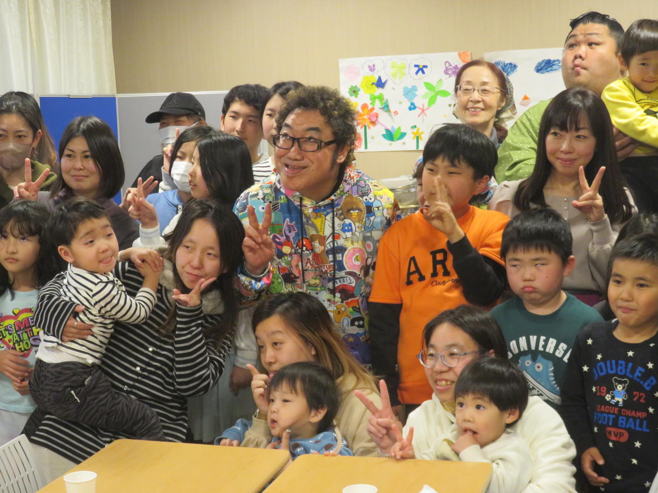 子供たちに囲まれるコロッケ
