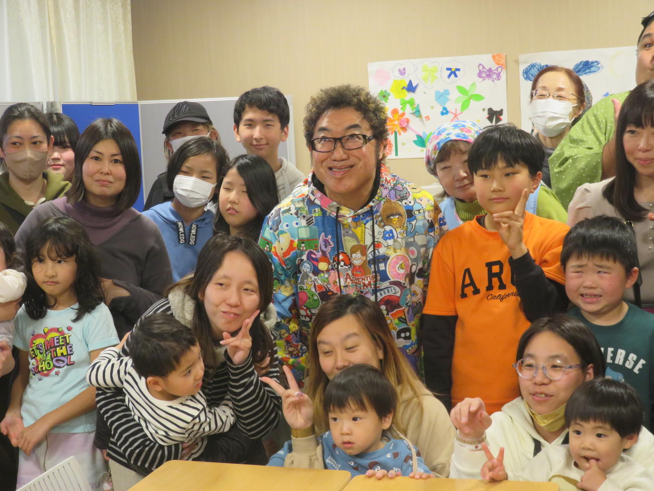 子供たちに囲まれるコロッケ