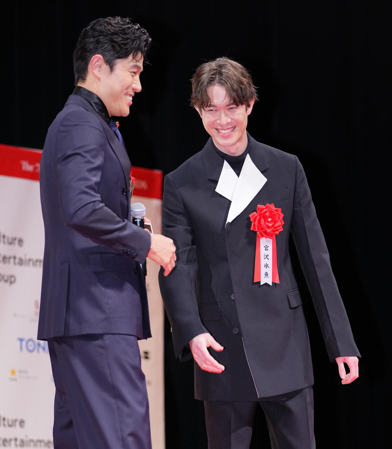 第78回毎日映画コンクールの俳優部門主演賞を受賞した鈴木亮平（左）を祝福する宮沢氷魚（撮影・垰建太）