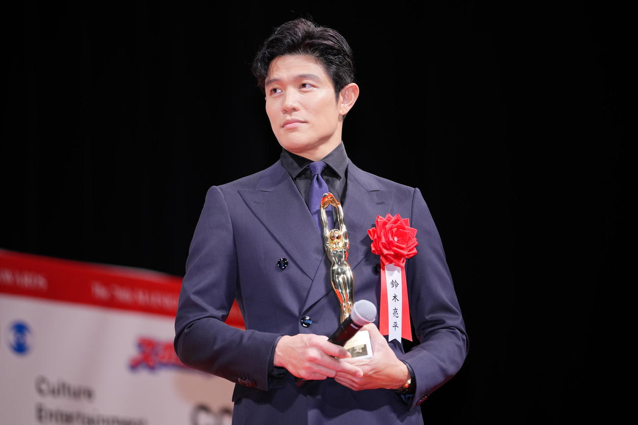 俳優部門主演賞を受賞しトロフィーを手にする鈴木亮平（撮影・垰建太）