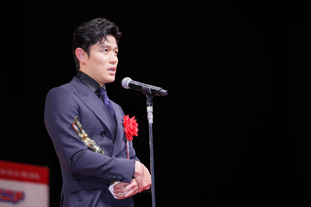 俳優部門主演賞を受賞し喜びを語る鈴木亮平（撮影・垰建太）