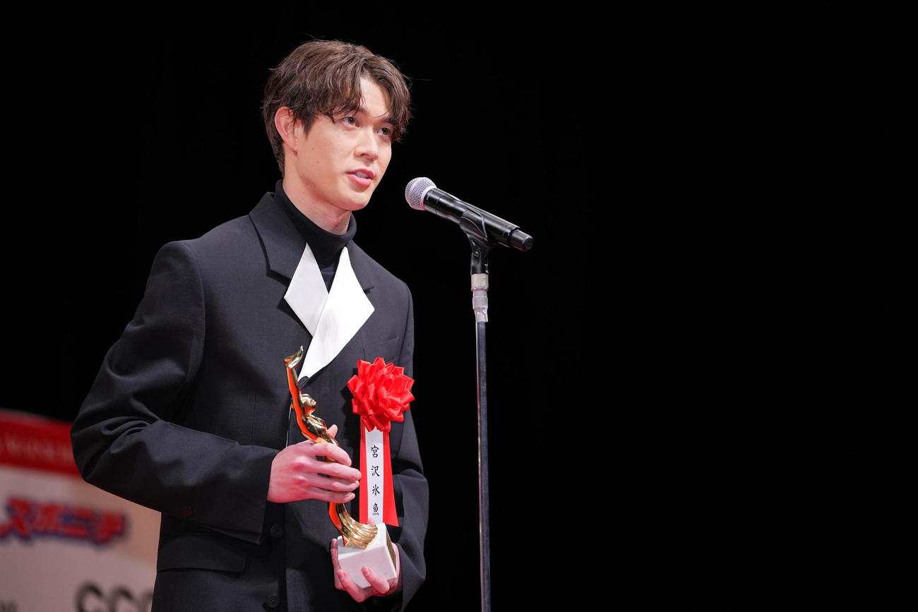 俳優部門助演賞を受賞し笑顔を見せる宮沢氷魚（撮影・垰建太）