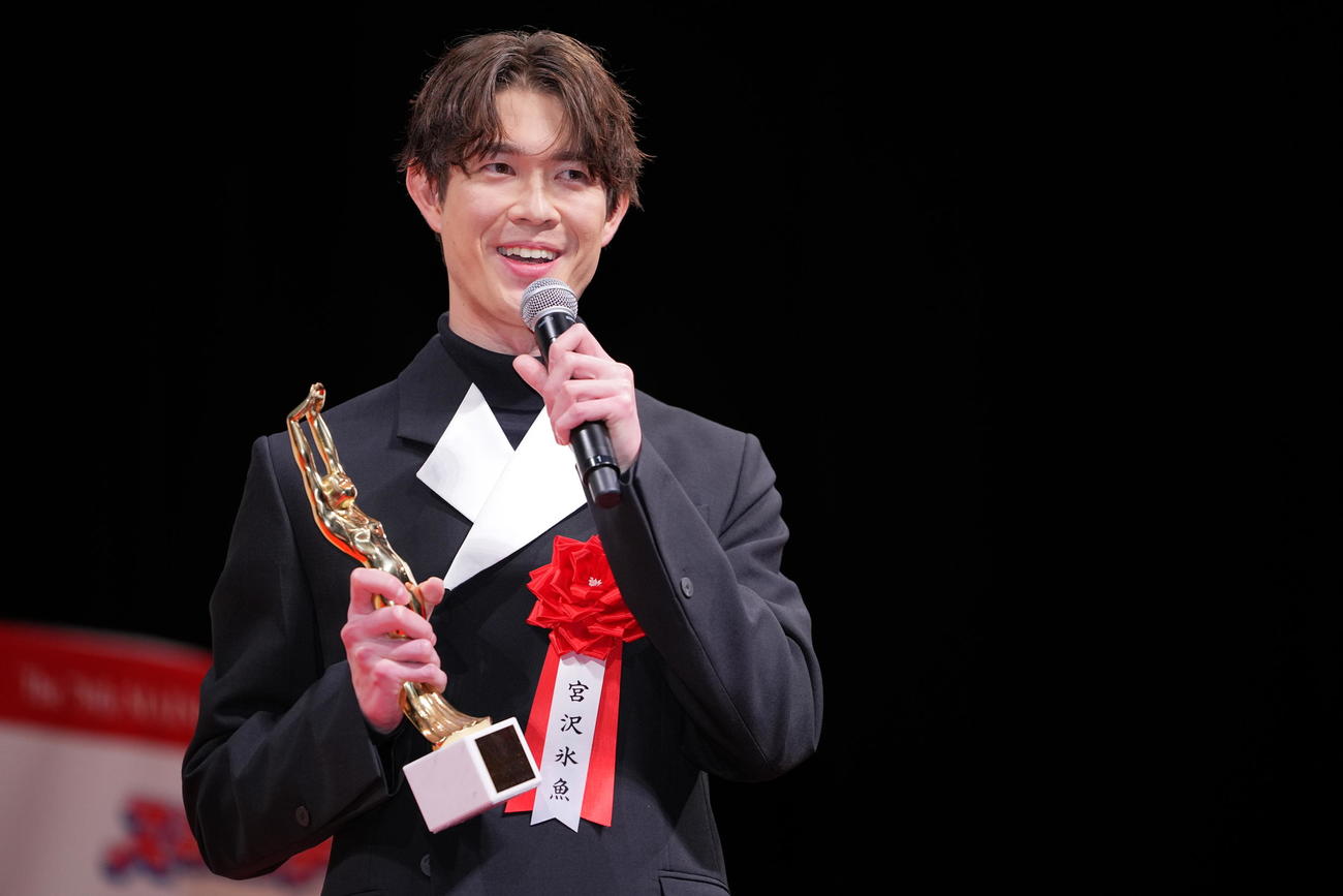 俳優部門助演賞を受賞し笑顔を見せる宮沢氷魚（撮影・垰建太）