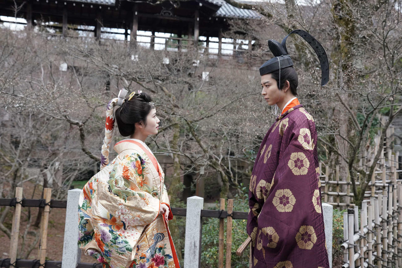 フジテレビ系「大奥」に出演する小芝風花、鈴木仁(C)フジテレビ