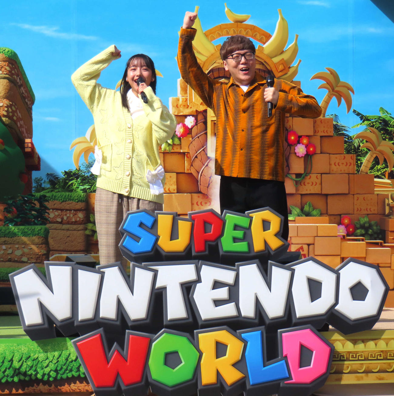 「PLAY WILD！チャレンジ」開幕セレモニーに登壇した、山之内すず（左）とHIKAKIN