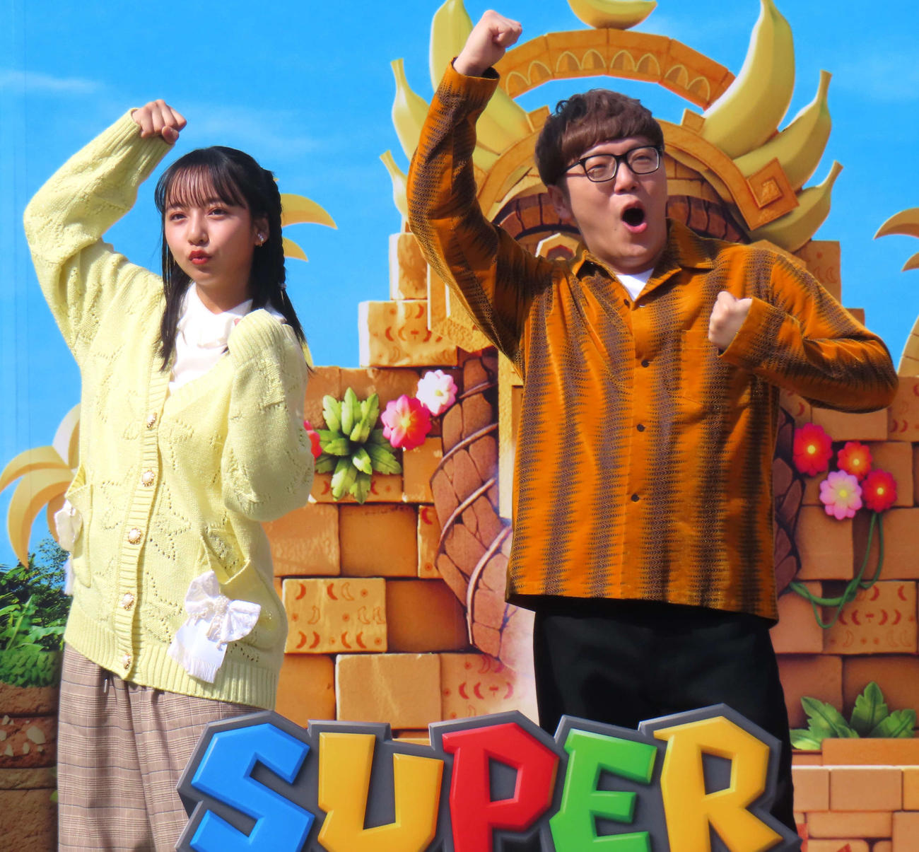「PLAY WILD！チャレンジ」開幕セレモニーに登壇した、山之内すず（左）とHIKAKIN